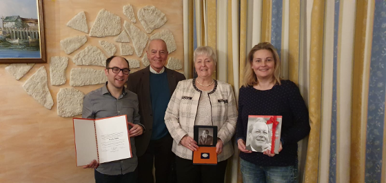 v.l.n.r.: Patrick Hohenecker mit Urkunde, Gerhard Noack, Gisela Fröde mit Medaille, Tatjana Sievers mit Willy-Brand-Buch